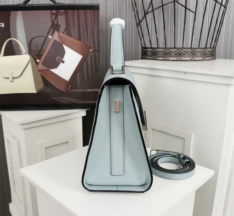 In stock👉Original medium size light blue👉Valextra Valextra Iside, known as Italian Hermès, is one of the most representative designs of Valextra. There is no obvious logo, but the simple collective line design is very recognizable, full of architectural art, and shows a capable and intellectual style. It is made of imported palm-print lining cowhide, with up to five stitches of handwork, and the shiny oil edges test the skill of the craftsman. Medium size: 26cm【6627#】
